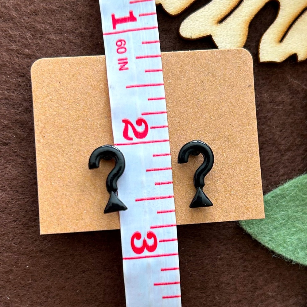 💖 5/$25 | NWT Black Enamel Question Mark Stud Earrings - Picture 3 of 4